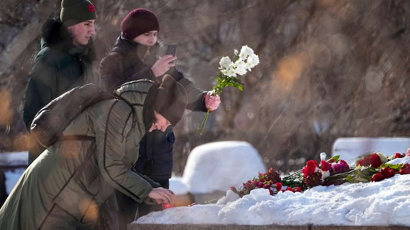 In Russland riskieren Trauernde eine Festnahme durch die Behörden. (Bild: AP)