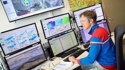 Meteorologe und Klimaexperte Gerhard Hohenwarter an seinem Arbeitsplatz in der Geosphere, der früheren ZAMG (Bild: Uta Rojsek-Wiedergut)