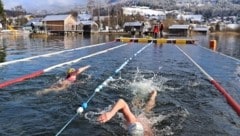 Die Berge weiß, der Hallstättersee für ein Eisschwimmen aber mit fünf Grad fast zu warm. (Bild: Hörmandinger Reinhard)