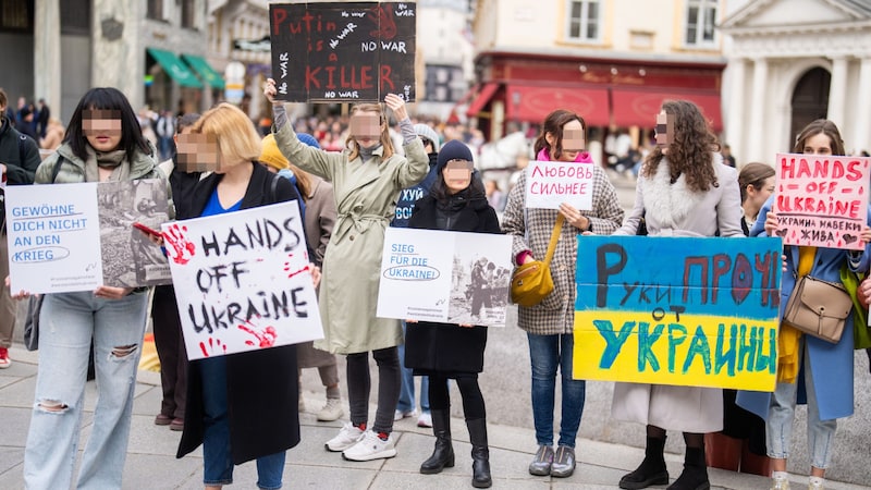 Russen demonstrierten am Samstag in Wien gegen Russlands Angriffskrieg. (Bild: APA/GEORG HOCHMUTH, Krone KREATIV)