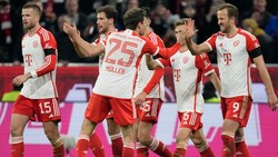 Ein zuletzt selten gewordener Anblick: jubelnde Bayern-Spieler … (Bild: Associated Press)