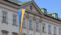 Ukraine Flagge vor dem Schloss Mirabell (Bild: Stadt Salzburg)