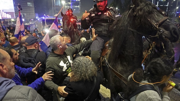 Die Demonstranten wurden teilweise mit Gewalt zurückgedrängt. (Bild: AFP)