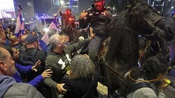 Die Demonstranten wurden teilweise mit Gewalt zurückgedrängt. (Bild: AFP)