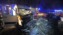 Die Autos prallten frontal ineinander (Bild: Bayerisches Rotes Kreuz)