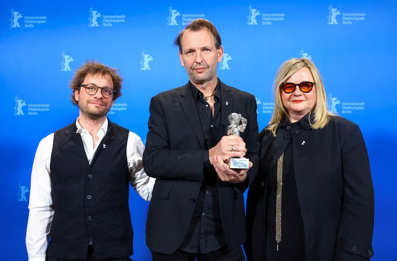 Martin Gschlacht mit dem Regisseuren-Duo Severin Fiala und Veronika Franz (Bild: AFP )