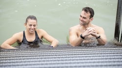 Julia Grabher beim Eisbad im Bodensee mit ihrem Bruder und Betreuer Alex. (Bild: Maurice Shourot)