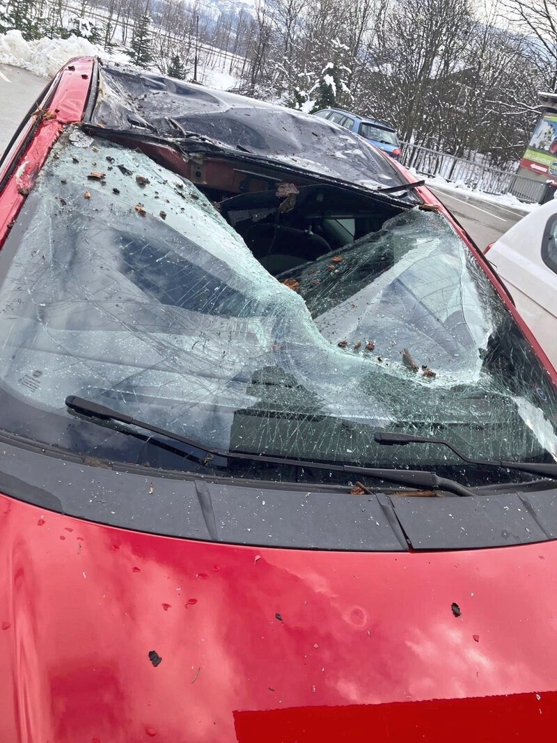 Am Samstag begutachtete Töfferl den Schaden am Auto: „Ist ein Totalschaden!“ (Bild: zVg)