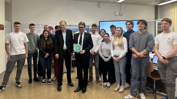 Zahlreiche Diplomarbeitsgruppen präsentierten ihre Abschlussarbeiten dem Minister.