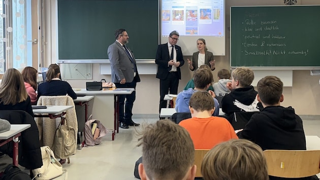 In der 3E-Klasse des Ingeborg-Bachmann-Gymnasiums erklärte Bundesminister Martin Polaschek den Schülern sein neues KI-Pilotprojekt. (Bild: Jennifer Kapellari)