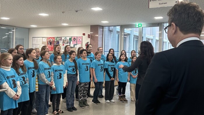 Der Schulchor des Bachmann-Gymnasiums begrüßte den Minister mit einer Gesangseinlage.