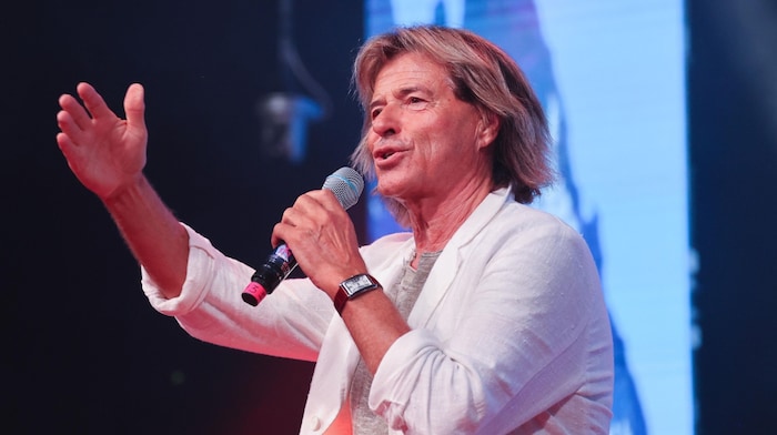 Hansi sings "I sitz auf an Stoa" on stage.