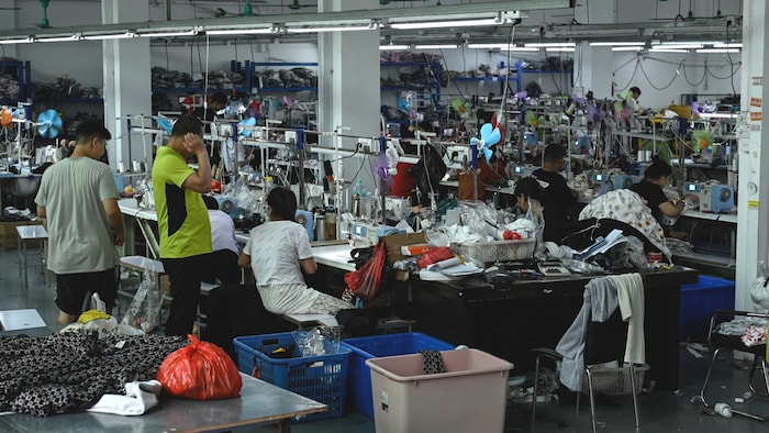 In Chinas Bekleidungsfabriken arbeiten die Menschen für Billiglöhne unter teils widrigsten Bedingungen. 