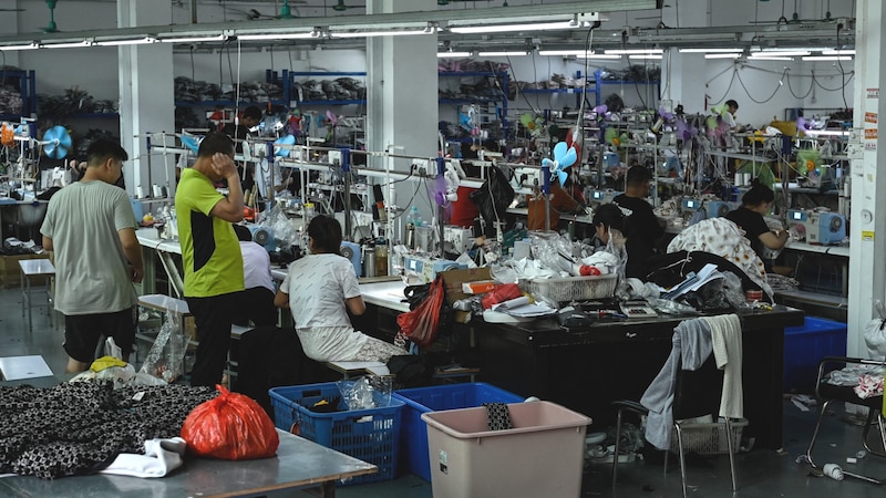 In Chinas Bekleidungsfabriken arbeiten die Menschen für Billiglöhne unter teils widrigsten Bedingungen.  (Bild: AFP)