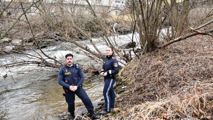 Ohne zu zögern, retteten die beiden Polizeibeamten den Mann aus dem Fluss.
