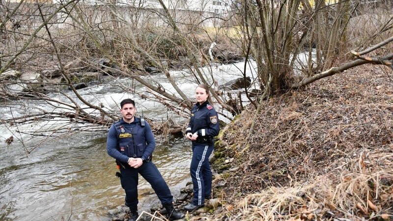 Ohne zu zögern, retteten die beiden Polizeibeamten den Mann aus dem Fluss. (Bild: Polizei Kärnten)