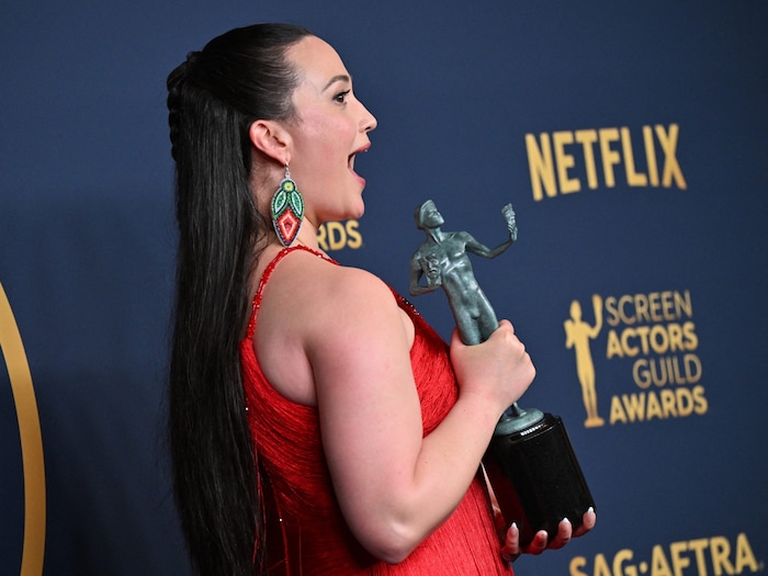 Lily Gladstone mit ihrem SAG-Award als beste Hauptdarstellerin