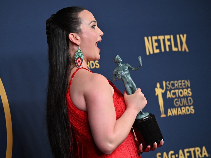 Lily Gladstone mit ihrem SAG-Award als beste Hauptdarstellerin (Bild: APA/AFP/Robyn BECK)