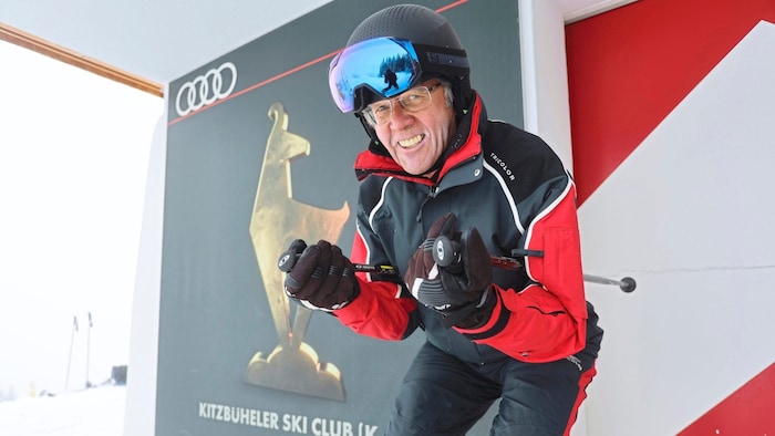 Peter Obernauer, langjähriger Rennleiter der Hahnenkamm-Rennen, wird beim Starthaus der Streif ...