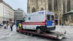 Ein kaputtes ukrainisches Rettungsauto am Stephansplatz. (Bild: zVg)