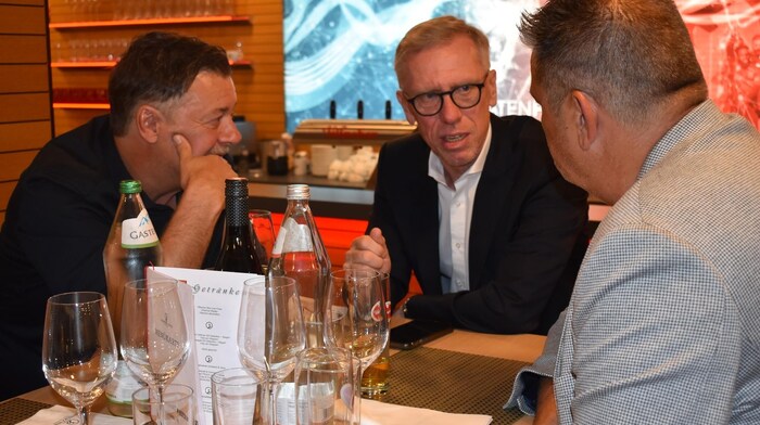 Stöger hat immer Zuhörer - wie etwa Flyeralarm-Boss Bügler (li.).