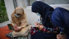 Die Taliban werfen den Medien vor, "unmoralische Inhalte" zu verbreiten und "illegale Kontaktaufnahmen von Mädchen per Telefon" zu ermöglichen. (Bild: APA/AFP/Daniel LEAL)