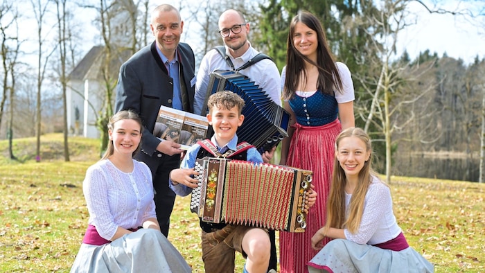 Wettbewerbsleiter Christian Brugger mit seiner Kollegin Julia Fellner (links und rechts hinten) ...