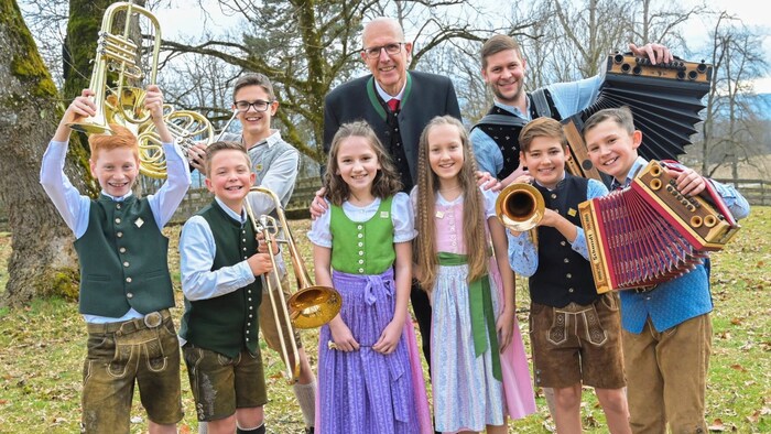 Leiter der Musikschule des Landes, Gernot Ogris, mit Solist Lukas Kapeller rechts hinten) und ...