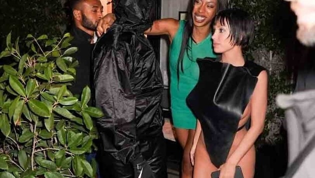 Des apparitions comme celles-ci ont désormais fait réagir le père de Bianca Censori. Il s'insurge : Kanye West transforme sa femme en un "trophée de nudité bon marché". (Bild: www.photopress.at)