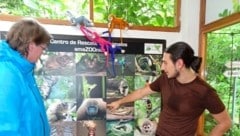 Bojan Ferkovic (li.) macht mit Touristen Touren durch das Rettungszentrum: (Bild: SOS)