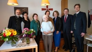 Pfarrer Manfred Heiderer, Pflegedirektorin Bettina Schweighofer, Tochter der Jubilarin Helene Grim, Jubilarin Aloisia Grim, Kaufmännische Direktorin Ulrike Hierner, Landesrätin Christiane Teschl-Hofmeister, Bürgermeister Johann Bachinger, Bezirkshauptfrau-Stellvertreter Nikolaus Seitschek  (Bild: Gerhard Pfeffer)