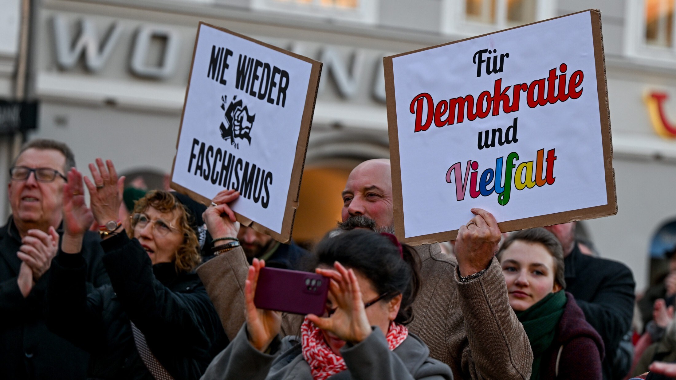 lichtermeer-4000-menschen-bei-demo-gegen-rechts-in-linz-krone-at