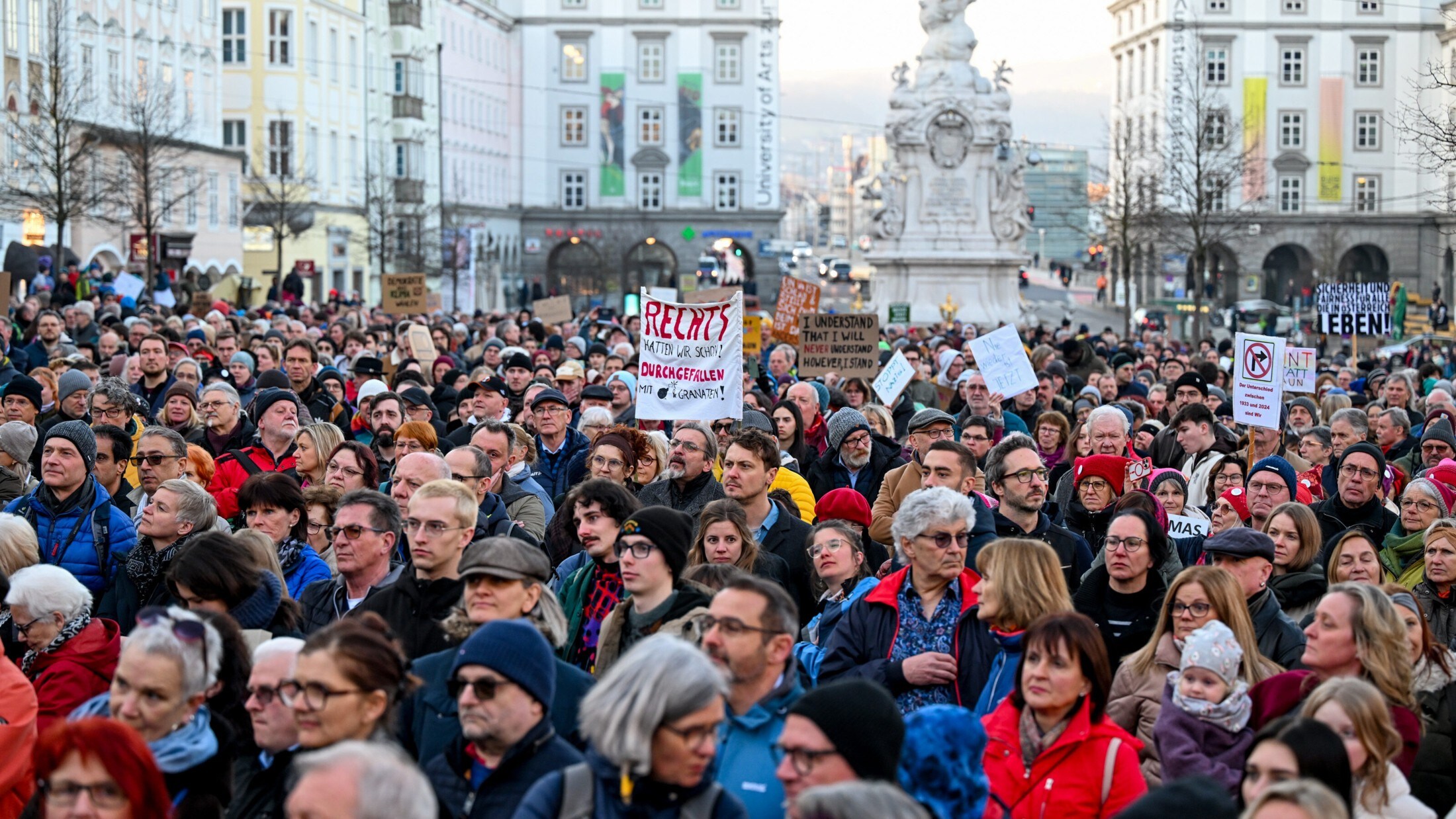 lichtermeer-4000-menschen-bei-demo-gegen-rechts-in-linz-krone-at