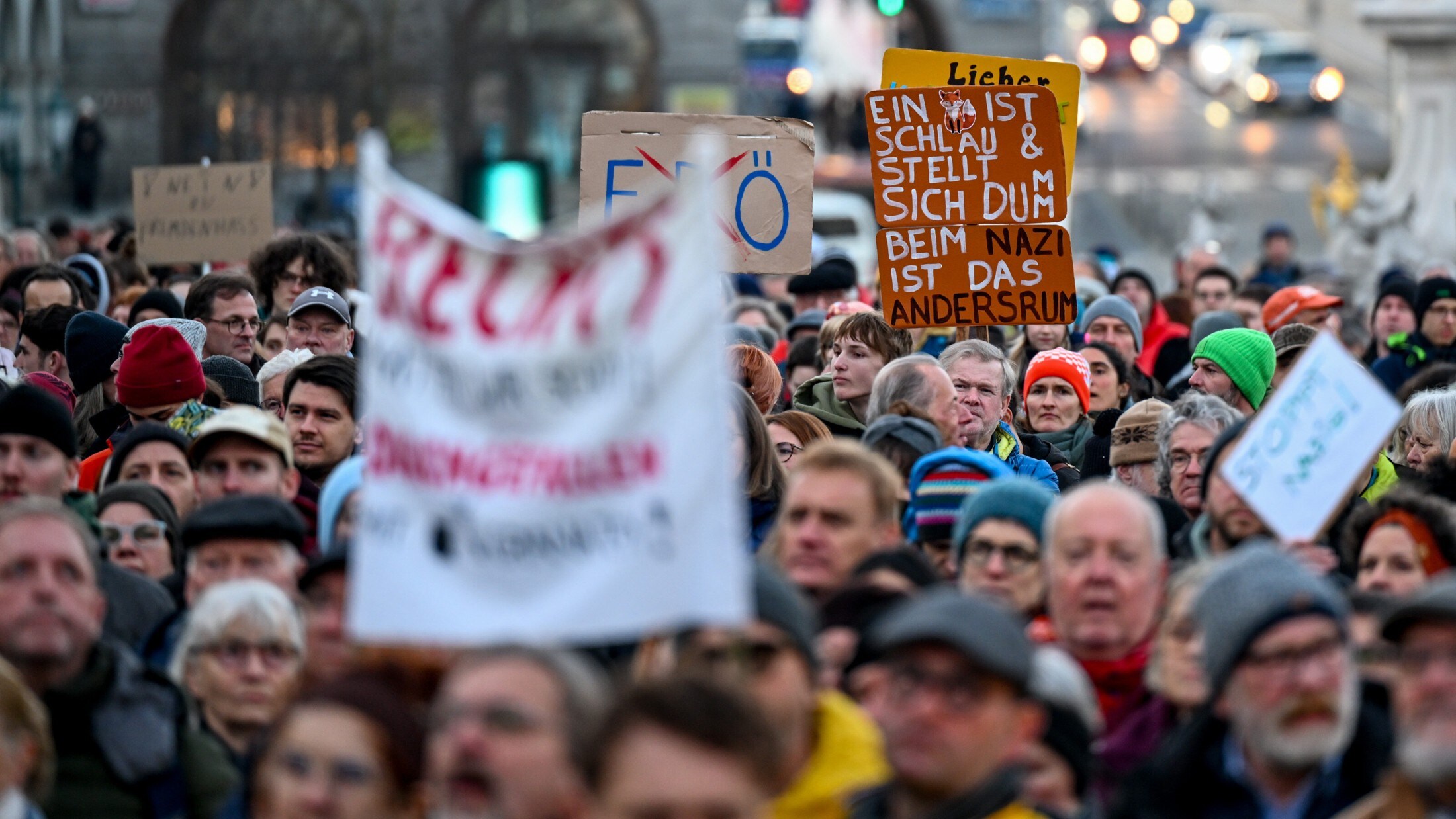 lichtermeer-4000-menschen-bei-demo-gegen-rechts-in-linz-krone-at