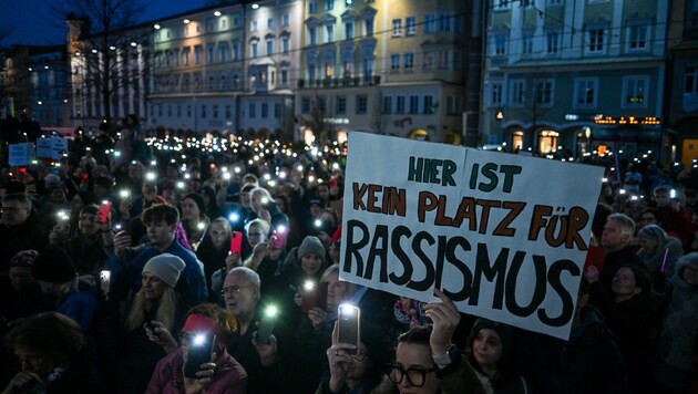 Ein Lichtermeer gegen Rechts gab es am Linzer Hauptplatz. (Bild: © Harald Dostal / 2024)