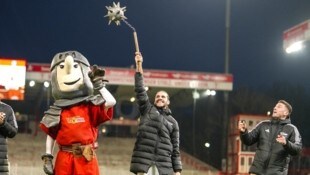 Christopher Trimmel schwang vor den Fans den Morgenstern von Maskottchen Ritter Keule. (Bild: Union Berlin)