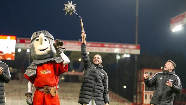 Christopher Trimmel schwang vor den Fans den Morgenstern von Maskottchen Ritter Keule. (Bild: Union Berlin)