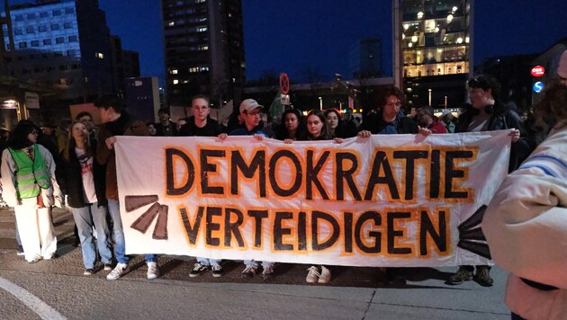 Hunderte Salzburger demonstrierten gegen Rechtsextremismus (Bild: Fridays for Future)