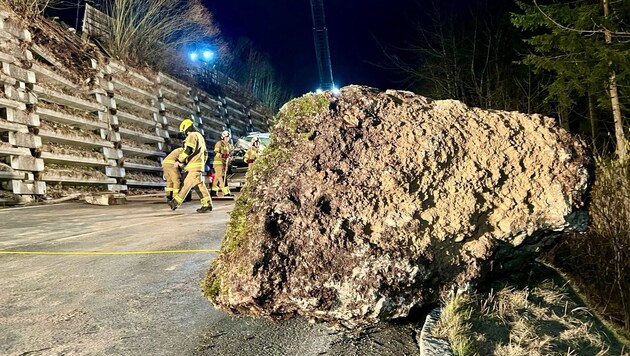 Ein großer Felsbrocken stürzte in Abtenau auf eine Straße und verursachte einen schweren Verkehrsunfall. (Bild: Markus Tschepp)