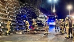 Nach dem Steinschlag samt schwerem Unfall war die Feuerwehr lange im Räumeinsatz. (Bild: Tschepp Markus)