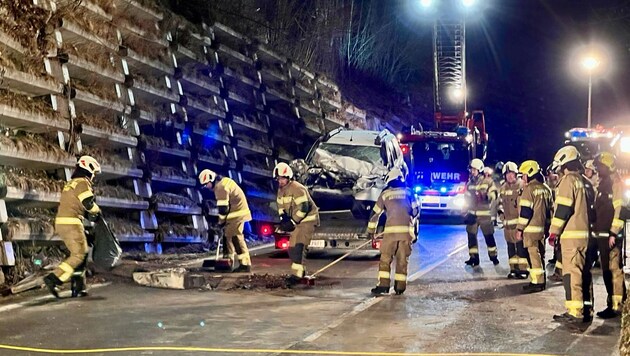 Nach dem Steinschlag samt schwerem Unfall war die Feuerwehr lange im Räumeinsatz. (Bild: Tschepp Markus)