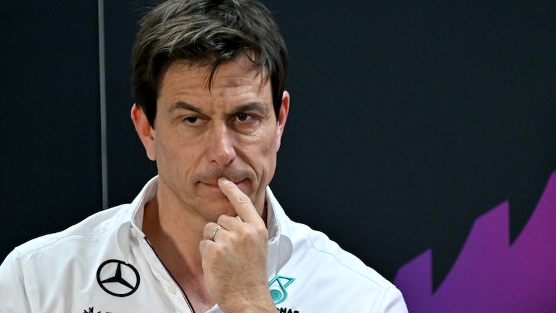 Toto Wolff has to think about the future of Mercedes. (Bild: APA/AFP/Andrej ISAKOVIC)