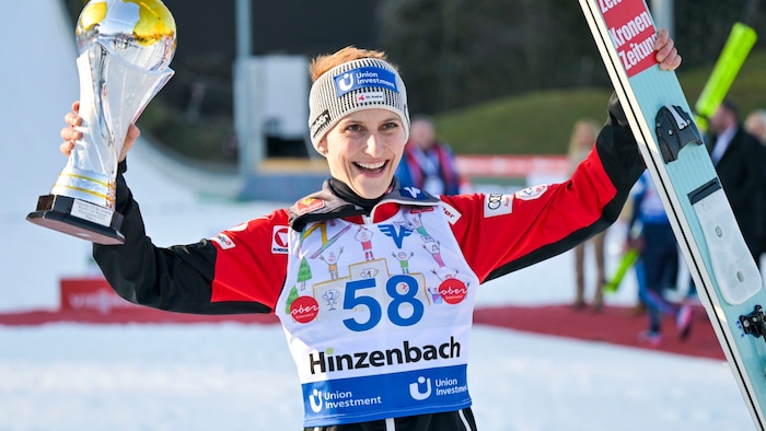 Eva Pinklenig ist weiterhin Österreichs beste Skispringerin und damit auch im Nationalteam ...