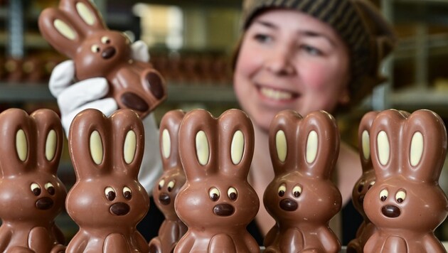 Chocolate Easter bunnies are likely to cost a lot more this year than last year ... (Bild: dpa-Zentralbild/Patrick Pleul)