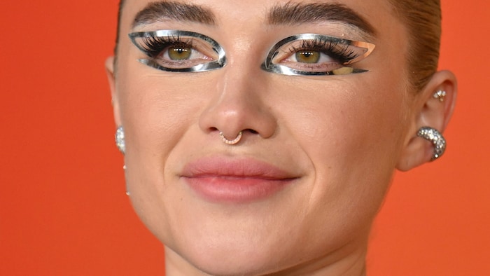 ... und entschied sich für ein futuristisches Augen-Make-up.