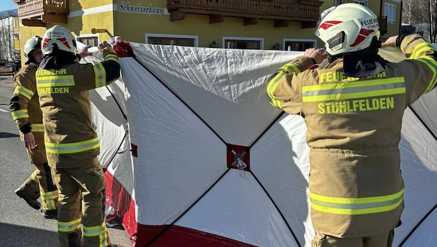 Die Freiwillige Feuerwehr kümmerte sich um einen Sichtschutz und übernahm die Aufräumarbeiten. (Bild: FF Stuhlfelden)