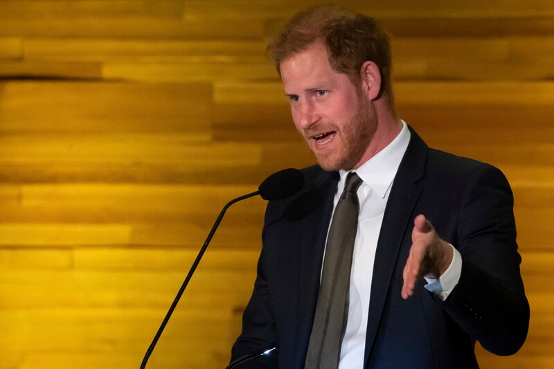 Prinz Harry sprach in seinem Buch offen über seine Drogen-Vergangenheit.  (Bild: APA/ AP/ ETHAN CAIRNS)