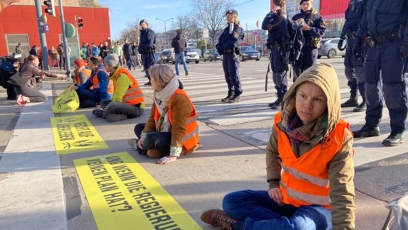 Die Letzte Generation klebte sich erneut auf Wiens Straßen. (Bild: Letzte Generation AT)