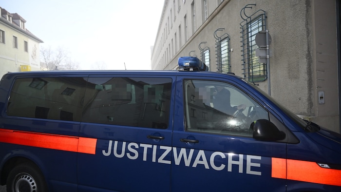 Die Angeklagten bei ihrer Ankunft im Justizzentrum Krems.