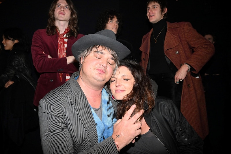 Pete Doherty und seine Ehefrau Katia de Vidas im Jahr 2023 (Bild: APA/AFP/Emmanuel DUNAND)